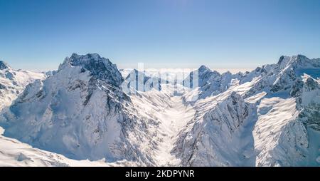 Splendida vista sulle alte montagne innevate Foto Stock