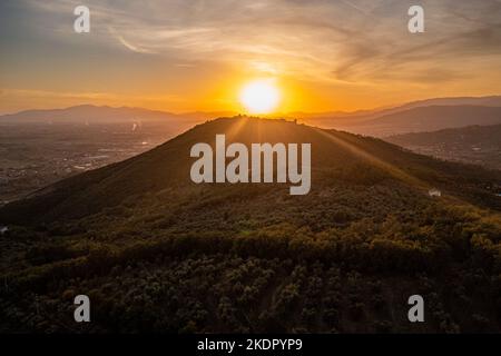 Tramonto sulle colline della Toscana. Bella ripresa aerea di paesaggio panoramico Foto Stock