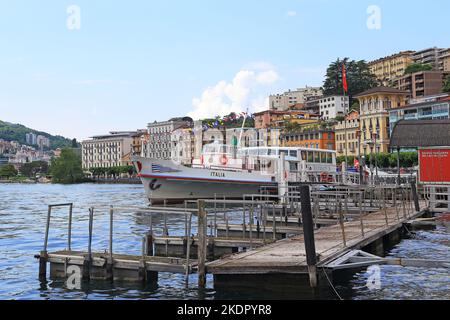 LUGANO, SVIZZERA - 12 MAGGIO 2018: Si tratta di ormeggi delle navi sul terrapieno della città, che effettuano voli di piacere e di trasferimento sul Lago di Lugano. Foto Stock