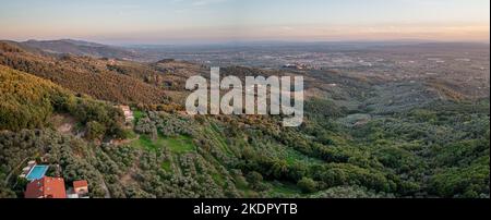 Tramonto sulle colline della Toscana. Bella ripresa aerea di paesaggio panoramico Foto Stock