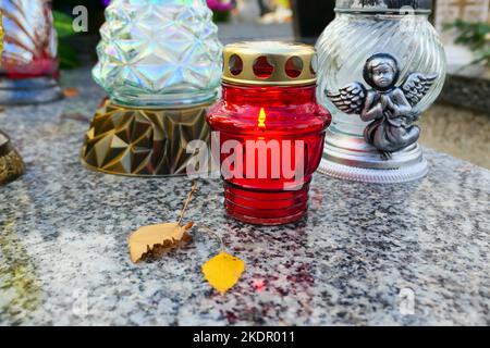 Candela che brucia sulla tomba. Festa dei Santi il 1 novembre in Polonia Foto Stock