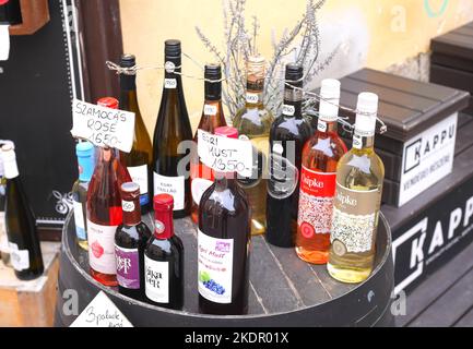 Esposizione di vini in vendita al di fuori di un venditore di vino tradizionale, Eger, Ungheria Foto Stock