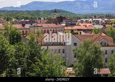 Cesky Tesin città, Repubblica Ceca, vista da Castle Hill nella città di Cieszyn, Polonia Foto Stock