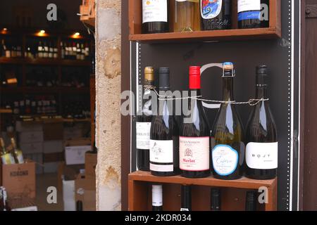 Esposizione di vini in vendita al di fuori di un venditore di vino tradizionale, Eger, Ungheria Foto Stock