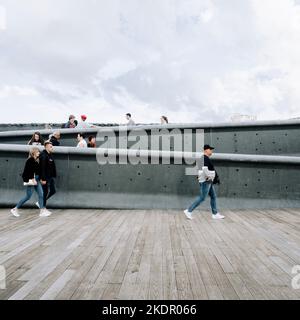 Marsiglia, Francia. Novembre 3, 2018. Alcuni turisti visitano il MUCEM vicino all'antico porto della città Foto Stock