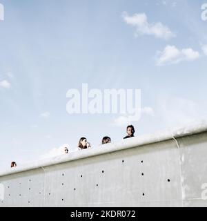 Marsiglia, Francia. Novembre 3, 2018. Alcuni turisti visitano il MUCEM vicino all'antico porto della città Foto Stock