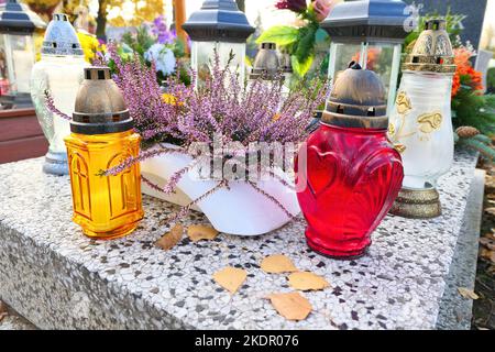 Candele sulla tomba. Festa dei Santi il 1 novembre in Polonia Foto Stock