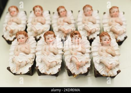 Le figurine di Gesù Bambino adagiato in una culla Foto Stock