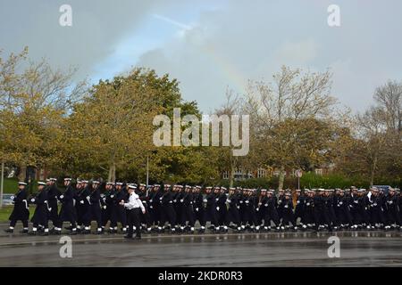 I marinai della Royal Navy marciano mentre provano all'HMS Excellent, Portsmouth, per le commemorazioni del giorno della memoria a Londra la domenica. Data immagine: Martedì 8 novembre 2022. Foto Stock