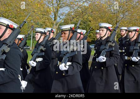 I marinai della Royal Navy marciano mentre provano all'HMS Excellent, Portsmouth, per le commemorazioni del giorno della memoria a Londra la domenica. Data immagine: Martedì 8 novembre 2022. Foto Stock