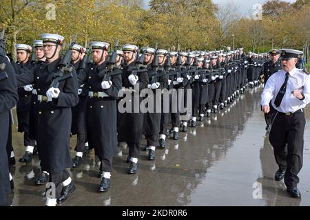 I marinai della Royal Navy marciano mentre provano all'HMS Excellent, Portsmouth, per le commemorazioni del giorno della memoria a Londra la domenica. Data immagine: Martedì 8 novembre 2022. Foto Stock