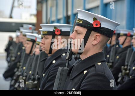 I marinai della Royal Navy provano all'HMS Excellent, Portsmouth, per le commemorazioni della Giornata della memoria a Londra la domenica. Data immagine: Martedì 8 novembre 2022. Foto Stock