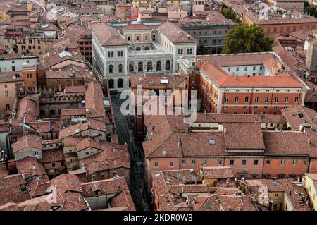 Bologna, Italia. Ottobre 13, 2013. Il centro storico di Bologna visto dalla cima di una torre medievale Foto Stock