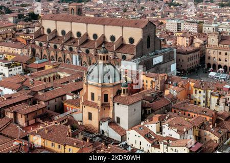 Bologna, Italia. Ottobre 13, 2013. Il centro storico di Bologna visto dalla cima di una torre medievale Foto Stock