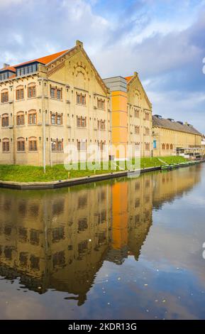 Edificio storico Blokhuispoort sul canale di Leeuwarden, Paesi Bassi Foto Stock