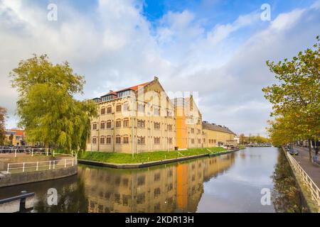 Edificio storico Blokhuispoort sul canale di Leeuwarden, Paesi Bassi Foto Stock