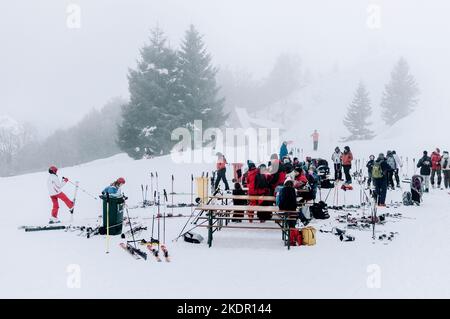 Lurisia (Piemonte), Italia. Gennaio 3, 2014. Alcuni sciatori aspettano di prendere lo skilift in una giornata di bizzarro Foto Stock