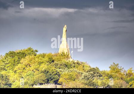 Un grande stato di Gesù che domina Donostia-San Sebastian dalla collina di Urgull Foto Stock