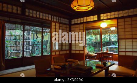 Interno di una camera giapponese in un hotel tradizionale di Kyoto, Ryokan Foto Stock