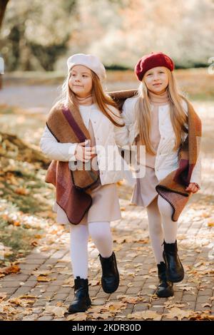 I bambini felici coccolano in un bellissimo parco autunnale Foto Stock