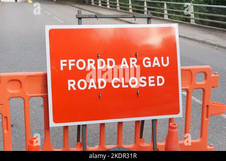 Strada chiusa segni sulla B5605 Newbridge Wrexham dopo una parte della strada crollata nel fiume Dee durante Storm Christoph nel gennaio 2021 Foto Stock