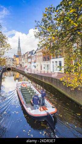 Vecchia nave che attraversa gli storici canali di Leeuwarden, Paesi Bassi Foto Stock