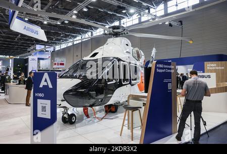 Colonia, Germania. 08th Nov 2022. L'elicottero H-160 è esposto allo stand Airbus presso lo spettacolo europeo di elicotteri e droni. La fiera dei veicoli aerei ed elicotteri senza equipaggio si terrà dal 08 al 10 novembre a Colonia. Credit: Oliver Berg/dpa/Alamy Live News Foto Stock