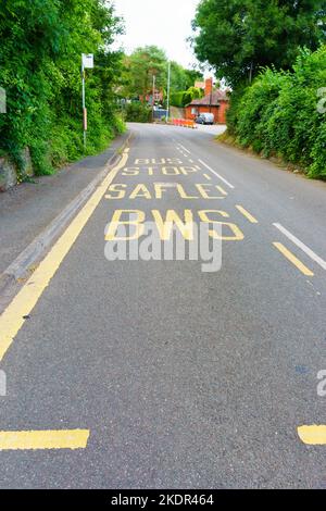 Indicazioni stradali bilingue in inglese e gallese alla fermata dell'autobus rurale in Galles, Regno Unito Foto Stock