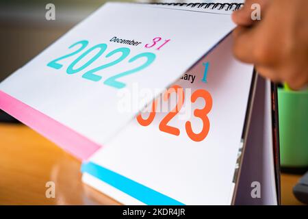 Primo piano scatto manuale del calendario delle modifiche dal 2022 al nuovo anno Gennaio 2023 - concetto di nuovo inizio o nuovo inizio Foto Stock