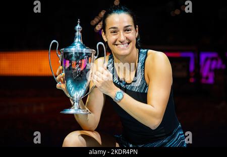 Caroline Garcia di Francia si pone con il trofeo dei campioni dopo aver vinto la finale contro Aryna Sabalenka di Bielorussia in occasione delle finali WTA 2022 del torneo di tennis di Fort Worth il 7 novembre 2022 a Fort Worth, Stati Uniti - Foto: Rob Prange/DPPI/LiveMedia Foto Stock