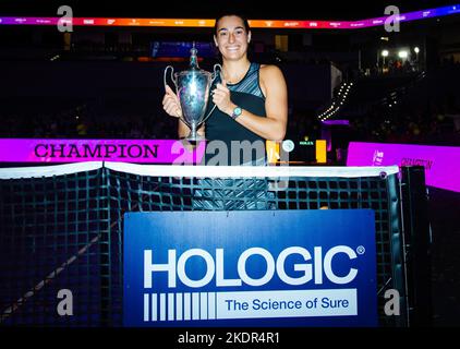 Caroline Garcia di Francia si pone con il trofeo dei campioni dopo aver vinto la finale contro Aryna Sabalenka di Bielorussia in occasione delle finali WTA 2022 del torneo di tennis di Fort Worth il 7 novembre 2022 a Fort Worth, Stati Uniti - Foto: Rob Prange/DPPI/LiveMedia Foto Stock