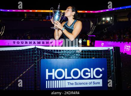 Caroline Garcia di Francia si pone con il trofeo dei campioni dopo aver vinto la finale contro Aryna Sabalenka di Bielorussia in occasione delle finali WTA 2022 del torneo di tennis di Fort Worth il 7 novembre 2022 a Fort Worth, Stati Uniti - Foto: Rob Prange/DPPI/LiveMedia Foto Stock