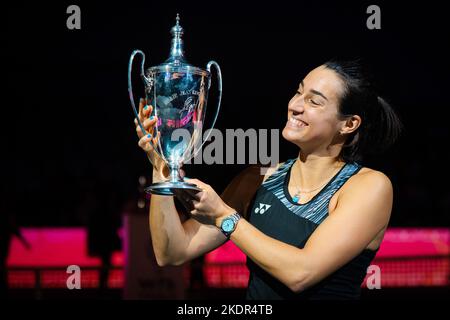 Caroline Garcia di Francia si pone con il trofeo dei campioni dopo aver vinto la finale contro Aryna Sabalenka di Bielorussia in occasione delle finali WTA 2022 del torneo di tennis di Fort Worth il 7 novembre 2022 a Fort Worth, Stati Uniti - Foto: Rob Prange/DPPI/LiveMedia Foto Stock