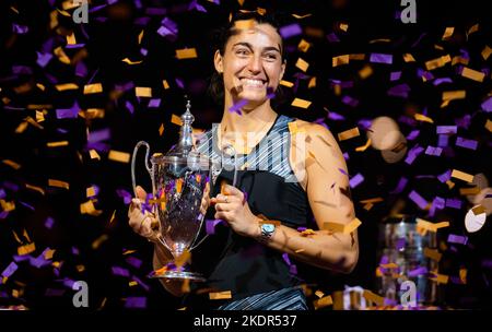 Caroline Garcia di Francia si pone con il trofeo dei campioni dopo aver vinto la finale contro Aryna Sabalenka di Bielorussia in occasione delle finali WTA 2022 del torneo di tennis di Fort Worth il 7 novembre 2022 a Fort Worth, Stati Uniti - Foto: Rob Prange/DPPI/LiveMedia Foto Stock