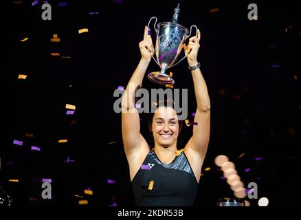 Caroline Garcia di Francia si pone con il trofeo dei campioni dopo aver vinto la finale contro Aryna Sabalenka di Bielorussia in occasione delle finali WTA 2022 del torneo di tennis di Fort Worth il 7 novembre 2022 a Fort Worth, Stati Uniti - Foto: Rob Prange/DPPI/LiveMedia Foto Stock