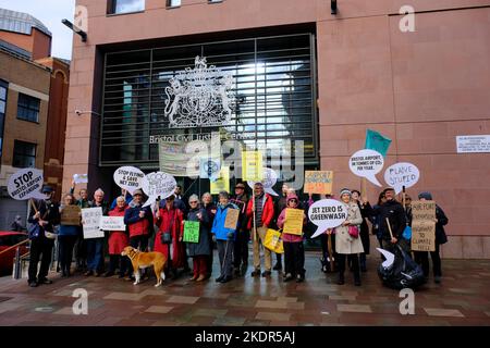 Bristol, Regno Unito. 8th Nov 2022. I manifestanti si riuniscono al di fuori del tribunale dove si terrà un'audizione nella lunga disputa sull'ampliamento dell'aeroporto di Bristol. L'aeroporto e i suoi proprietari Ontario Teachers Pensioni stanno facendo appello alla decisione del pianificatore di rifiutare l'espansione. La protesta è organizzata da BAAN, la rete di espansione aeroportuale di Bristol, che si oppone a ragioni scientifiche e climatiche. Credit: JMF News/Alamy Live News Foto Stock