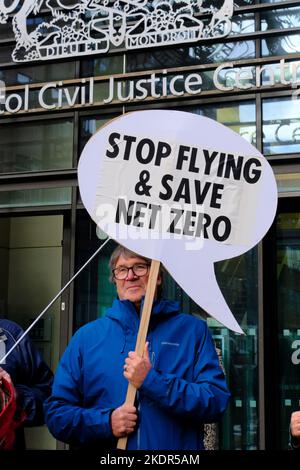 Bristol, Regno Unito. 8th Nov 2022. I manifestanti si riuniscono al di fuori del tribunale dove si terrà un'audizione nella lunga disputa sull'ampliamento dell'aeroporto di Bristol. L'aeroporto e i suoi proprietari Ontario Teachers Pensioni stanno facendo appello alla decisione del pianificatore di rifiutare l'espansione. La protesta è organizzata da BAAN, la rete di espansione aeroportuale di Bristol, che si oppone a ragioni scientifiche e climatiche. Credit: JMF News/Alamy Live News Foto Stock