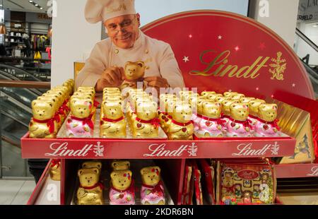 Mosca, Russia, novembre 2020: Gli orsacchiotti al cioccolato Lindt in lamina d'oro e con un pendente a cuore rosso sono venduti in un supermercato. Foto Stock