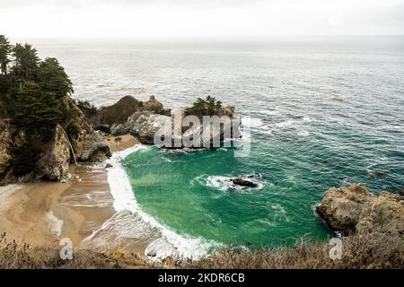 McWay Cove e Falls lungo la costa di Big sur della California Foto Stock