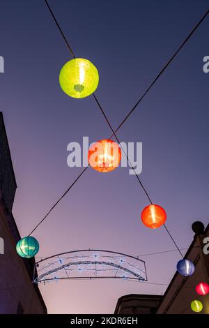 Sospeso lanterne di Natale cinese nelle strade di Bath. Foto Stock