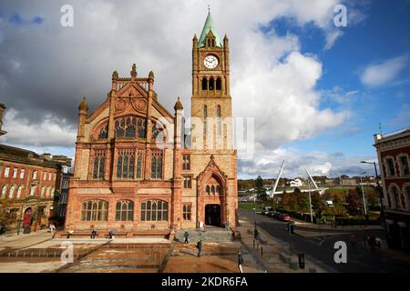 la guildhall con ponte di pace sullo sfondo, come visto da derry muri derry londonderry irlanda del nord regno unito Foto Stock