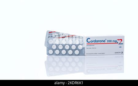 CHONBURI, TAILANDIA-23 SETTEMBRE 2022 : Cordarone in blister e confezione di cartone. Prodotto Sanofi. Amiodarone compresse bianche per il trattamento Foto Stock