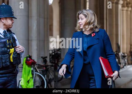 Downing Street, Londra, Regno Unito. 8th novembre 2022. Penny Mordaunt MP, Signore Presidente del Consiglio e leader della Camera dei Comuni, partecipa alla riunione settimanale del Gabinetto al 10 di Downing Street. Foto di Amanda Rose/Alamy Live News Foto Stock