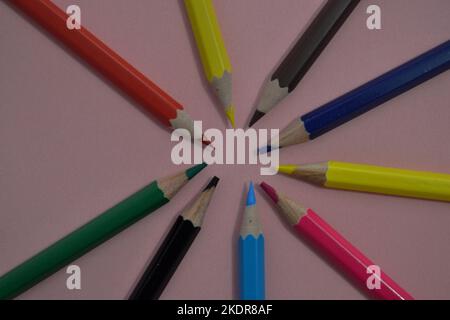 Cerchio formato dalle punte di diverse matite colorate Foto Stock