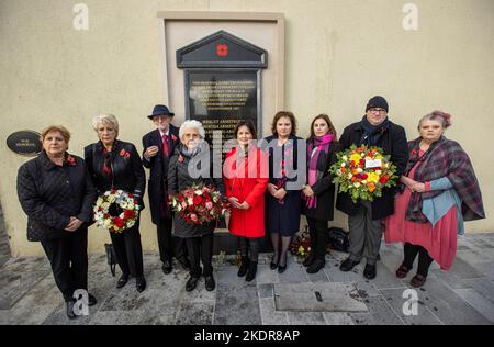 (Da sinistra a destra) Joan Anderson con sua sorella Margaret Veitch, figli di William e Agnes Mullan, vittima ferita Jim Dixon con moglie Anna, Pamela Whitley, Stella Robinson, Moyna Nesbitt e Julian Armstrong, figli di Wesley e Bertha Armstrong, E Aileen Quinton, figlia di Alberta Quinton, prendono parte a un atto di memoria per celebrare il 35th° anniversario della bomba Enniskillen, al memoriale appena installato a Enniskillen, Co Fermanagh. Data immagine: Martedì 8 novembre 2022. Foto Stock