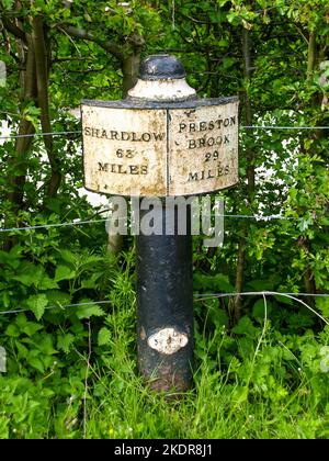 Segnale in ghisa sul canale di Trent e Mersey vicino a Stoke-on-Trent in Inghilterra che mostra la distanza da Shardlow e Preston Brook. Foto Stock