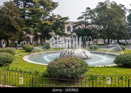 Verona, Italia - 03-04-2022: I giardini Vittorio Emanuele nel centro di Verona Foto Stock