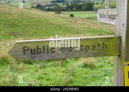 Cartello in legno "Public Footpath" nella Deepdale, nelle Yorkshire Dales, in Inghilterra, Regno Unito. Foto Stock