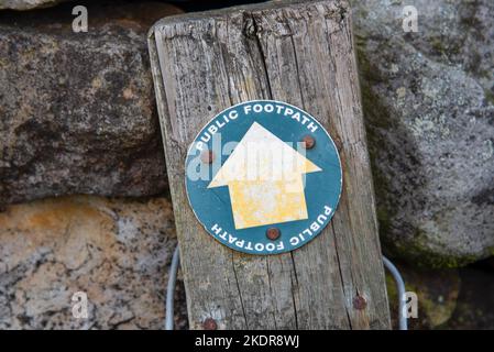 Cartello in legno "Public Footpath" nella Deepdale, nelle Yorkshire Dales, in Inghilterra, Regno Unito. Foto Stock