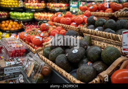 Il Messico coltivò avocado di Hass importato in un supermercato a New York il giovedì 3 novembre 2022. (© Richard B. Levine) Foto Stock